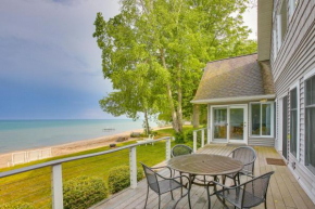 Getaway on Crystal Clear Lake Main and Guest House!